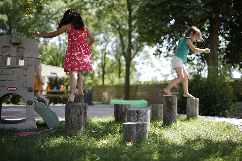 kinderen spelen in een speeltuin