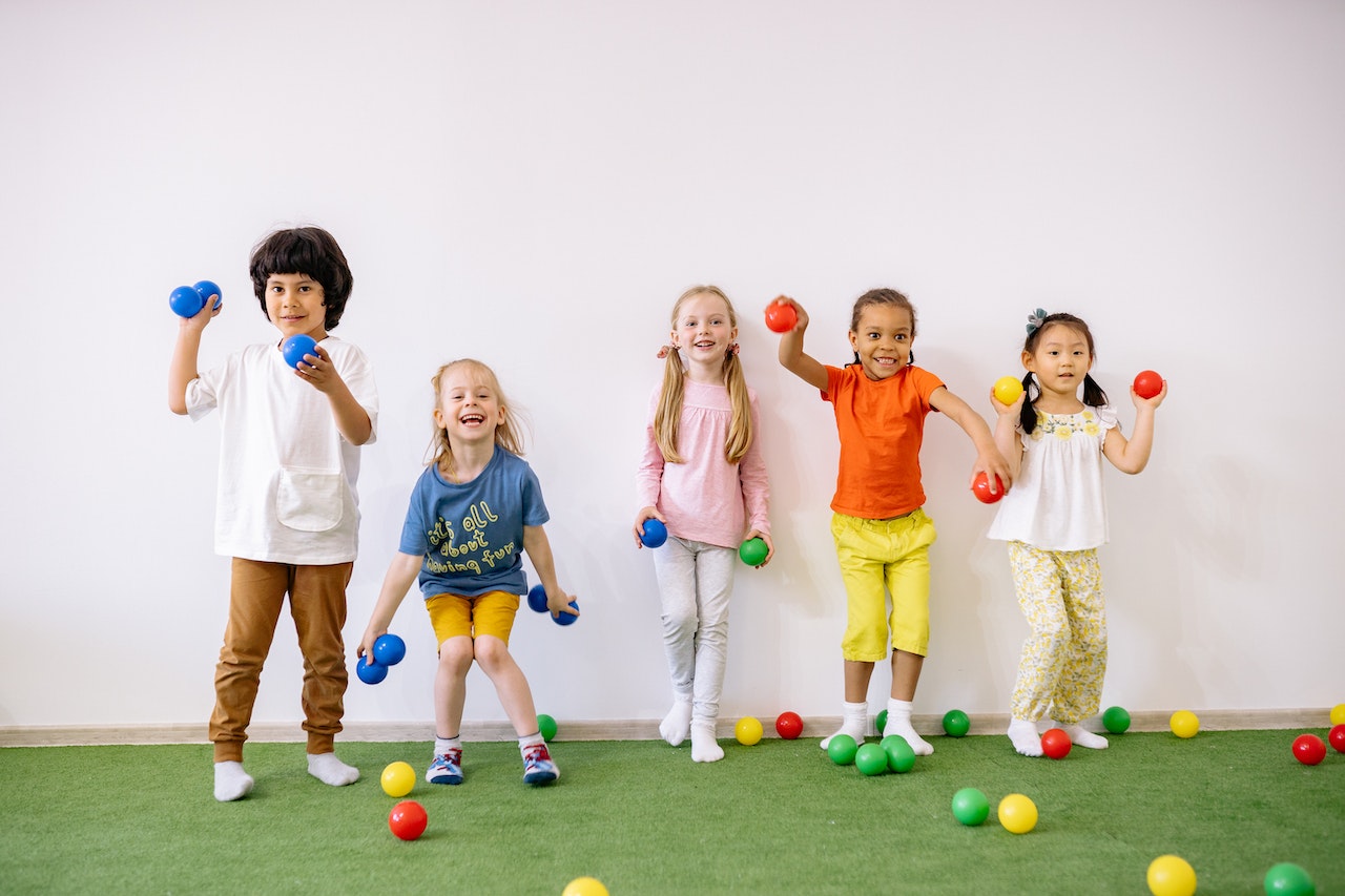 kinderen met ballen