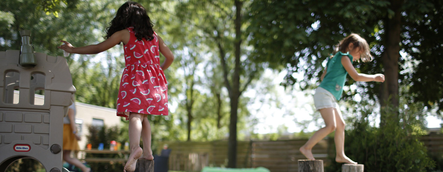 kinderen spelen in een speeltuin